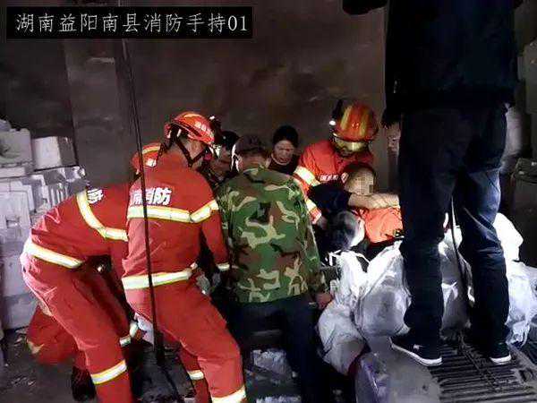 搅碎机“咬”住老人双腿消防员当“肉垫”施救