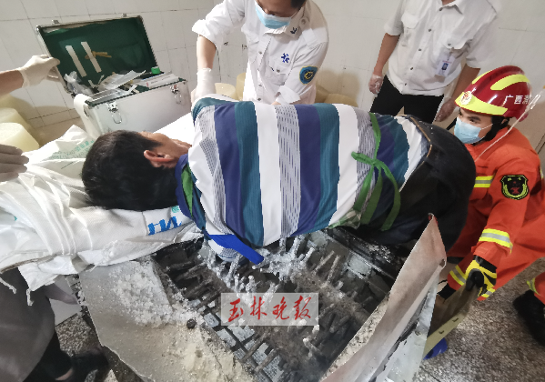 看着就疼！玉林一男子穿拖鞋操作，手臂不慎卷入搅碎机
