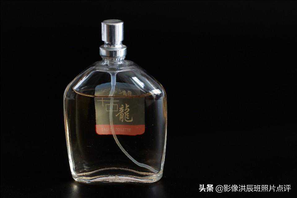 如何通过“黑色背景”的摄影技巧来增强“画面质感”？