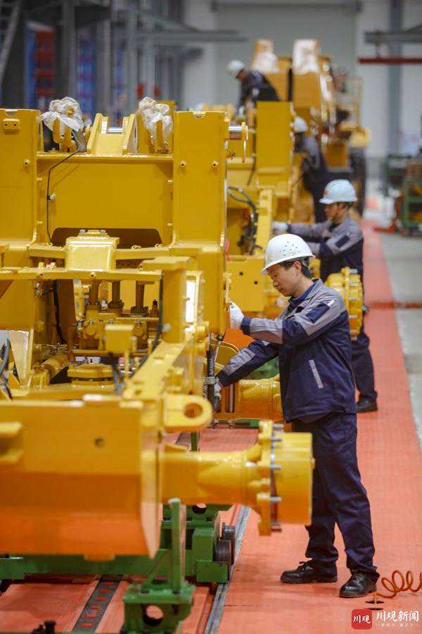 遂宁：成工重工迁移后 首台产品下线
