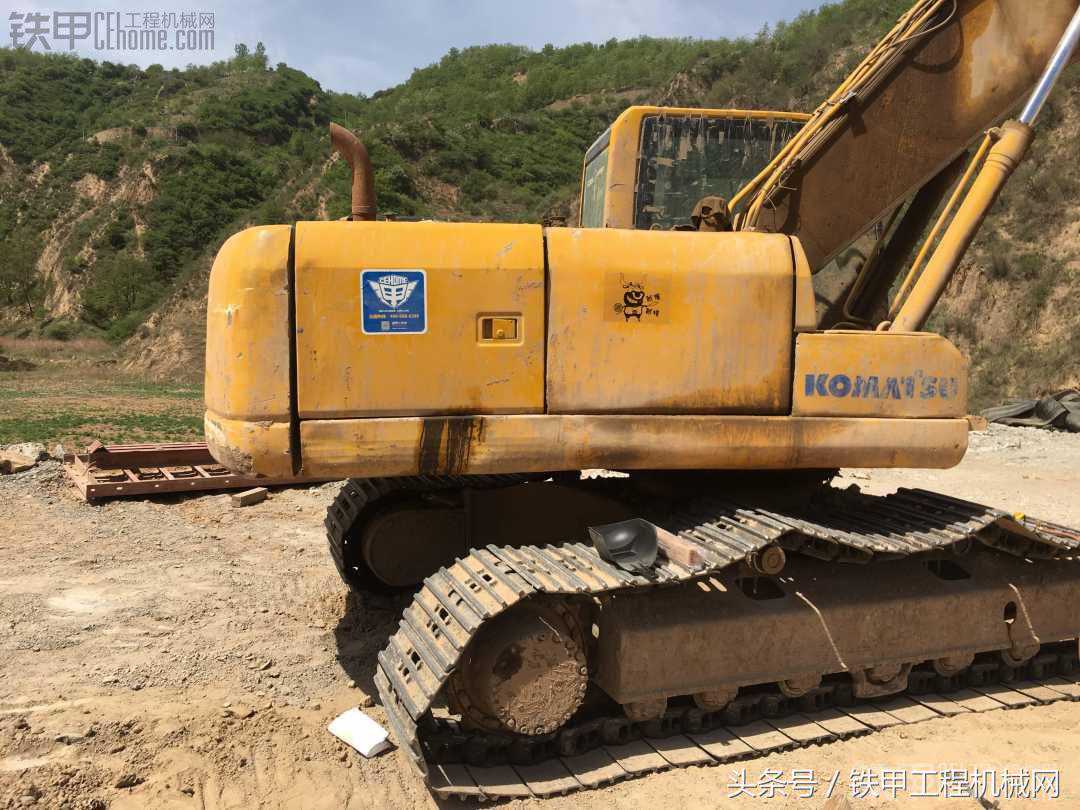 给挖机换链筋特别难？一根钢钎加上绑带就能轻松搞定！