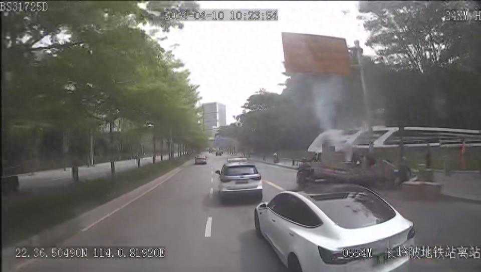 危险！小货车起火，四名深圳公交司机秒变“消防员”