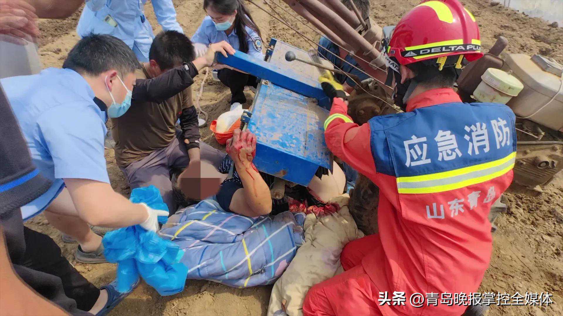 青岛即墨一村民被犁地机刀片刺穿大腿，消防员破拆施救