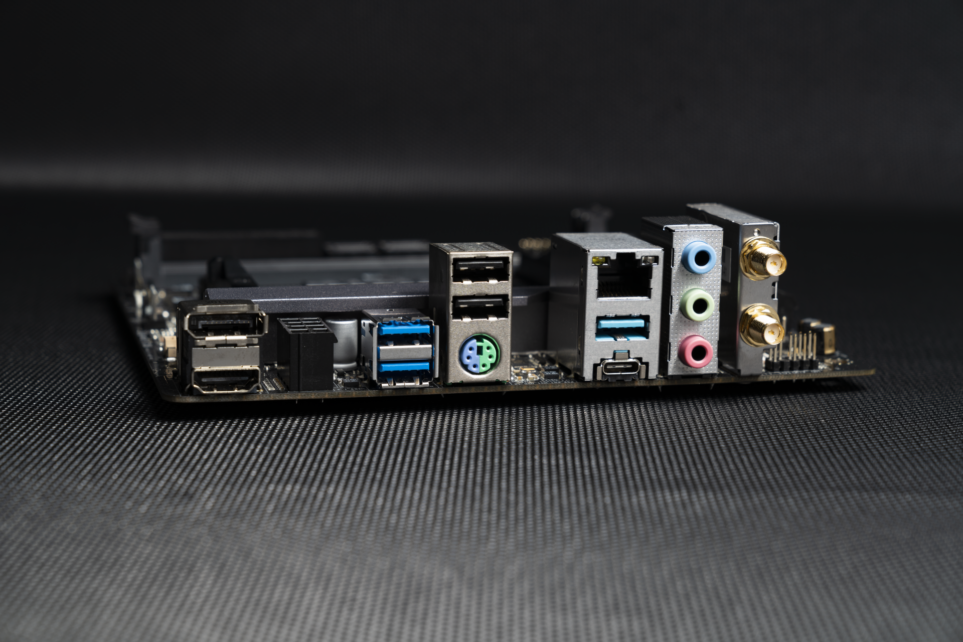 极致性价比！华擎 B550M-ITX/ac 拆解评测