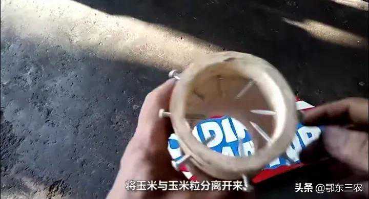 农村玉米脱粒小技巧，一个人一天能脱粒6亩地玉米棒，方法很简单