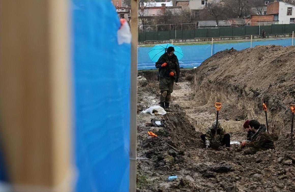 士兵死太多没地埋，乌克兰开挖3400具苏军遗体“腾地方”