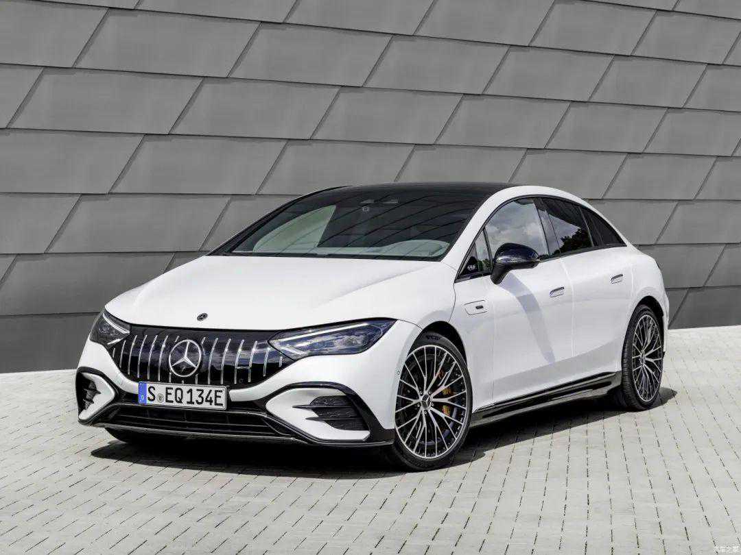 AMG EQE：峰值扭矩1001牛·米，3.3秒破百！买它还是特斯拉？