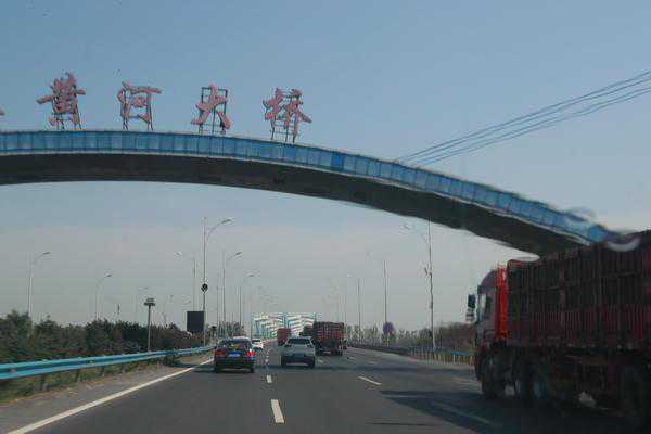 高速上货车该走那条道？这100辆车已被罚200元扣3分