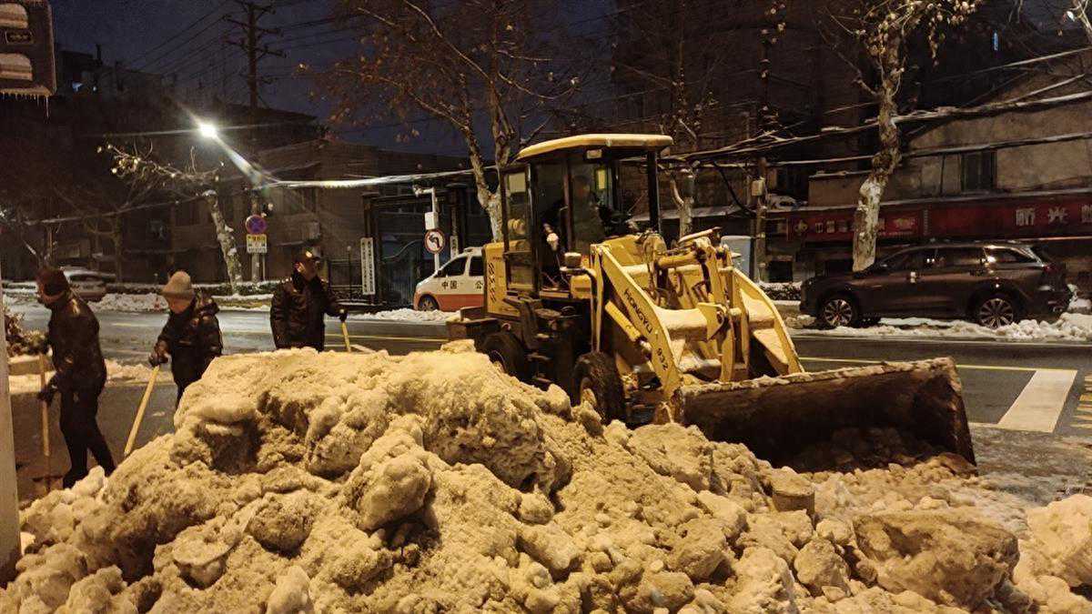 武汉硚口6家渣土企业出动50台铲车，清理主次干道积雪堆