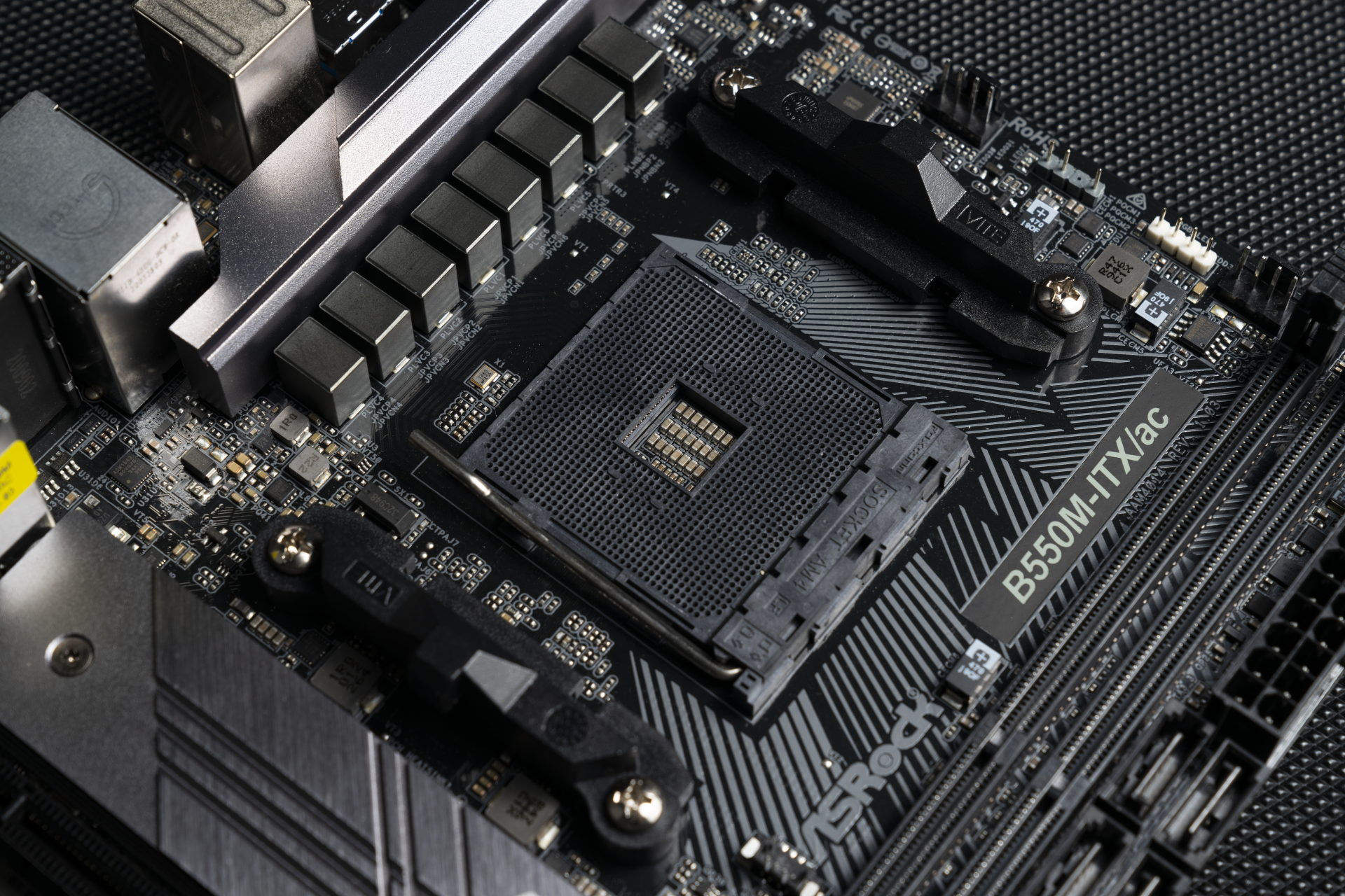 极致性价比！华擎 B550M-ITX/ac 拆解评测