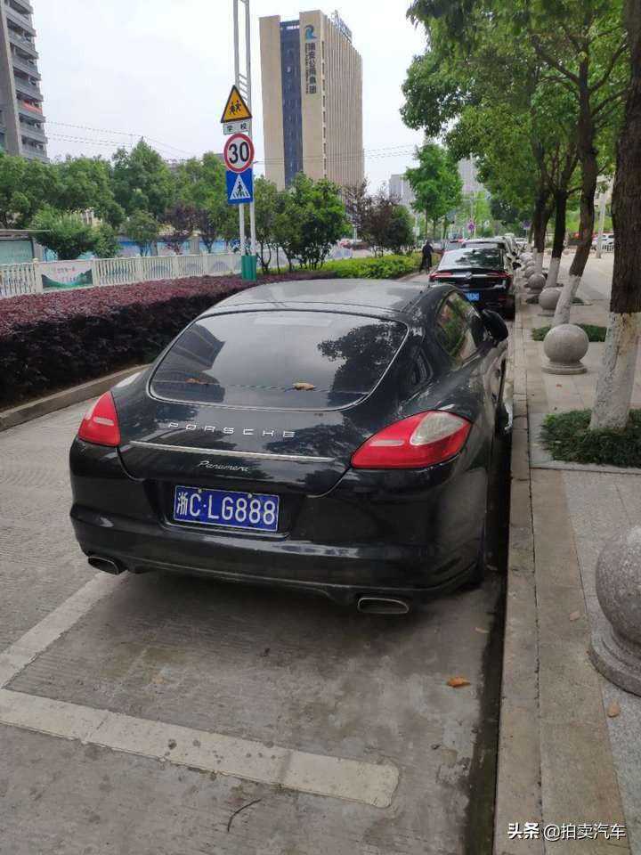 因为新英雄萨勒芬妮和琴女太像，拳头在外网快被冲爆了