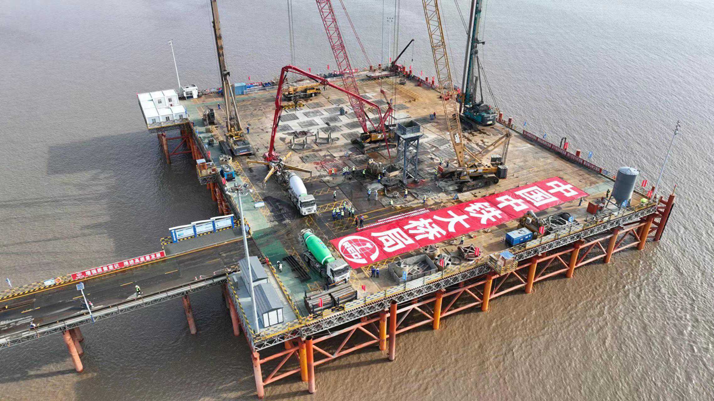 杭州湾跨海铁路桥首个主塔墩桩基施工完成