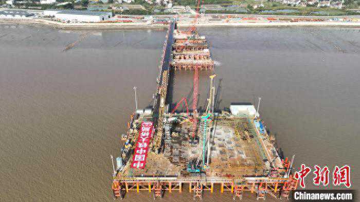 杭州湾跨海铁路桥首个主塔墩桩基施工完成