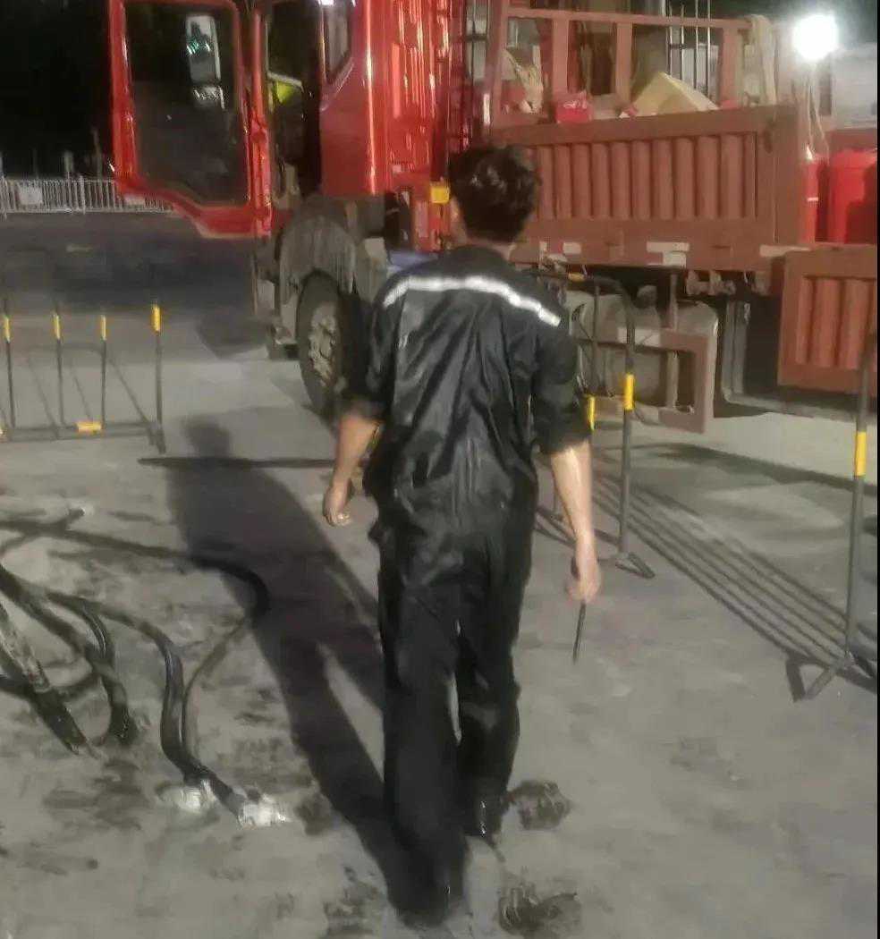 服务先锋行｜他被浇成了“落汤鸡”，但很帅