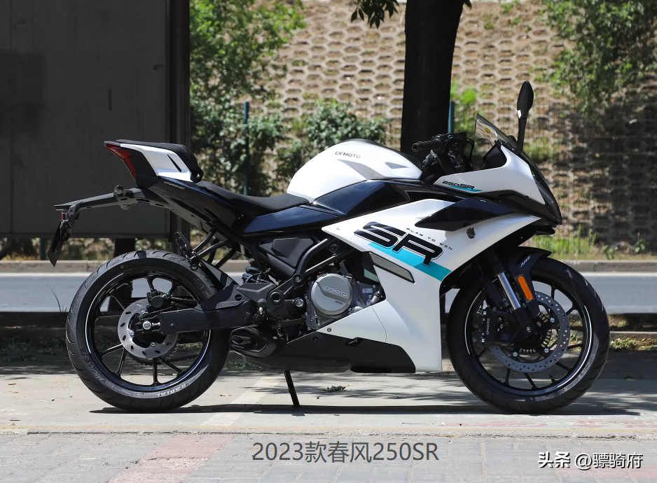 250级别仿赛怎么选？RC250对阵春风250SR，这才是王牌对王牌