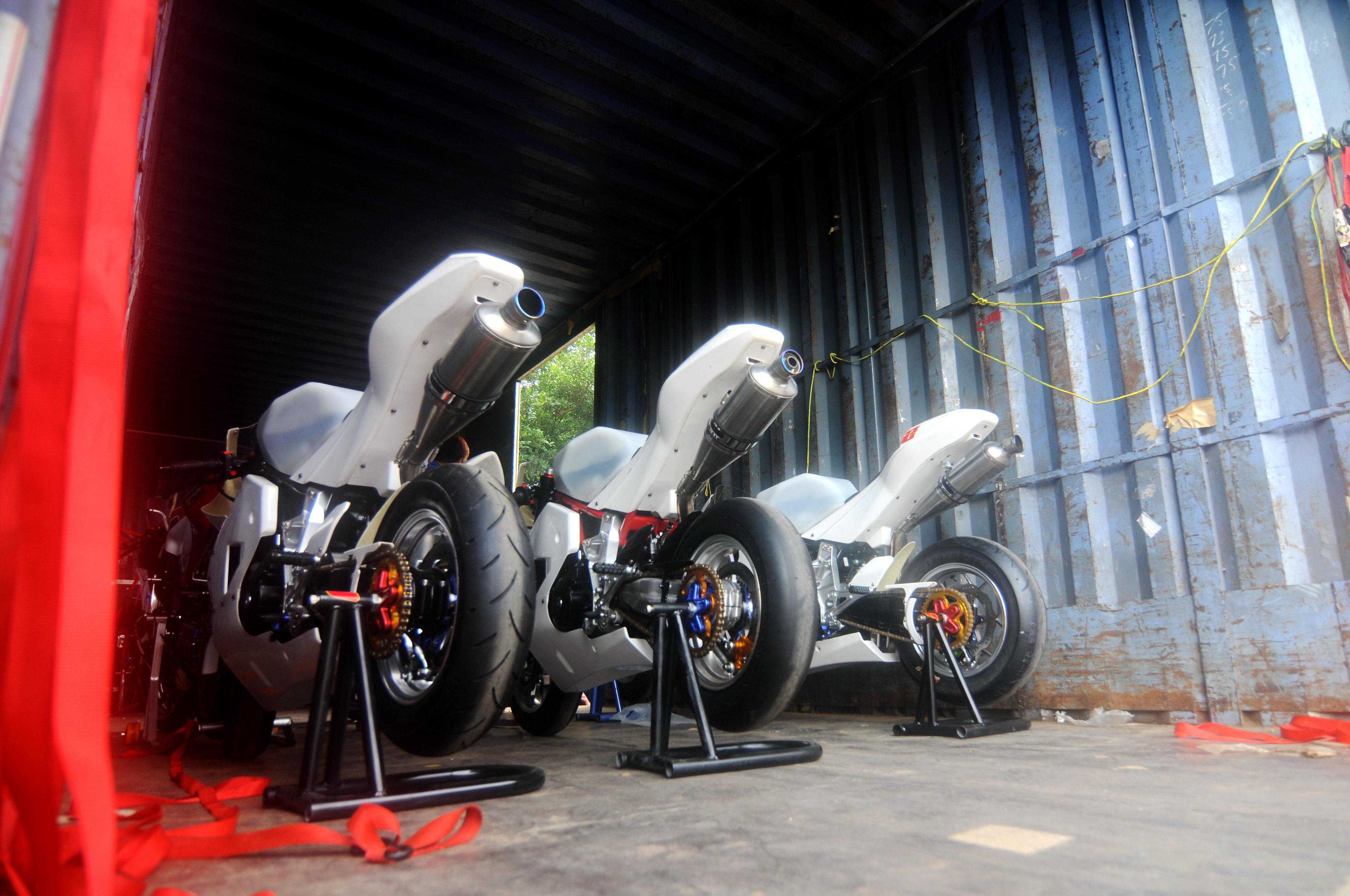 高性能的机器、后单摇臂，飞羽动力 FR150MB 迷你赛车