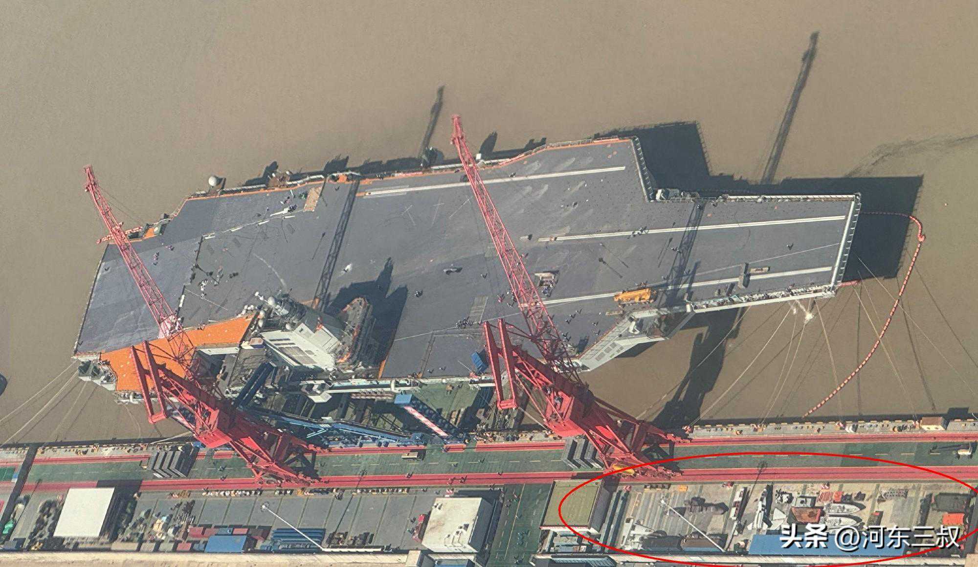 福建舰新照曝光，全套舰载机意外亮相，原来教练10也有弹射型