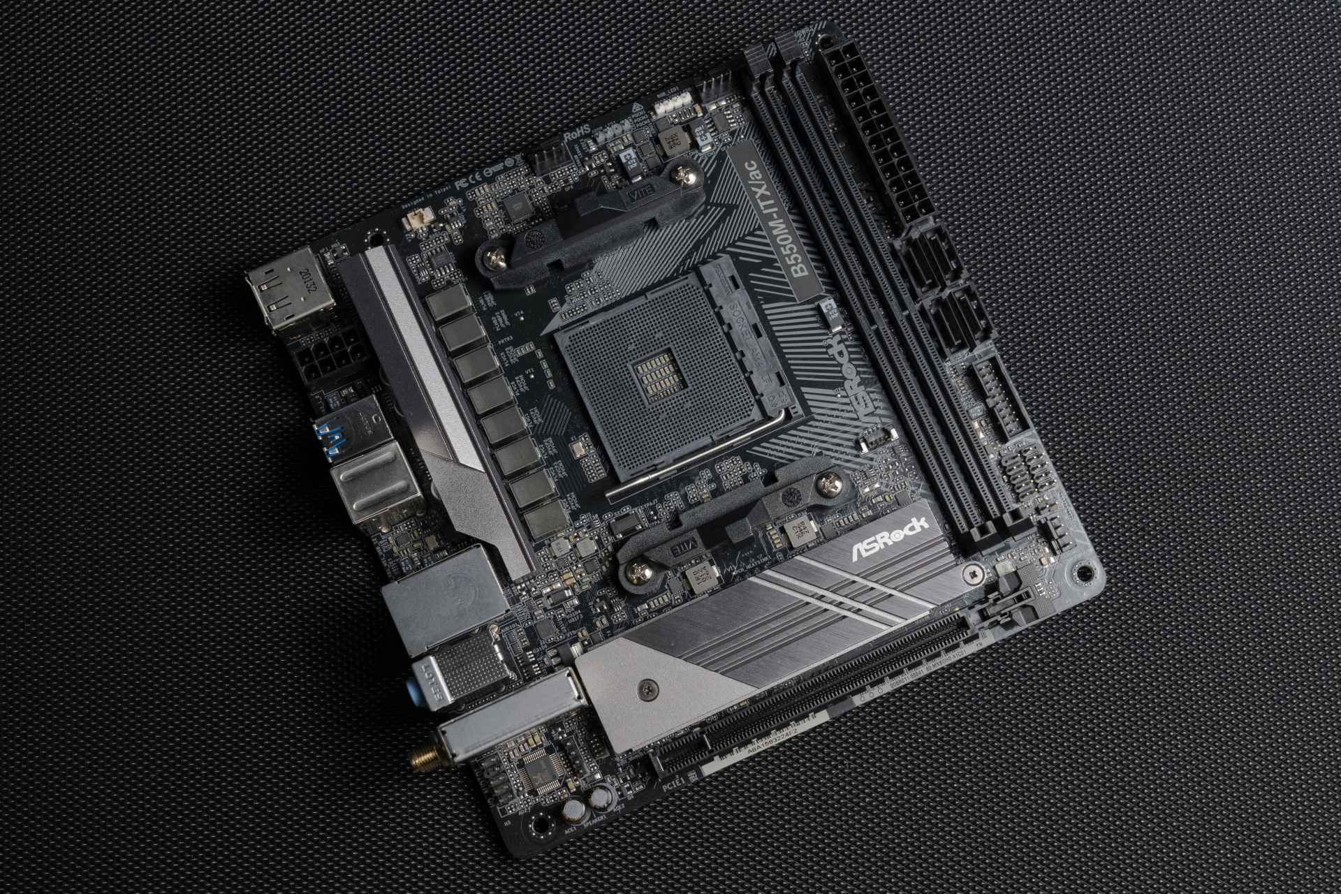 极致性价比！华擎 B550M-ITX/ac 拆解评测