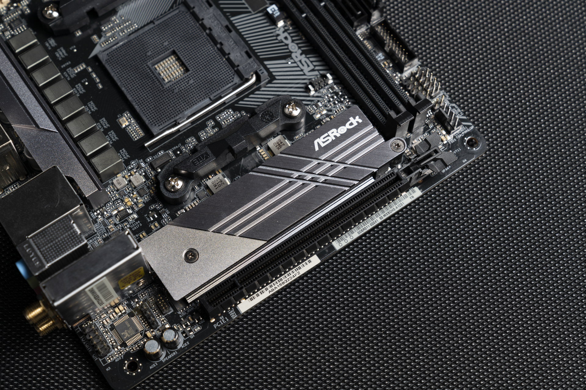 极致性价比！华擎 B550M-ITX/ac 拆解评测